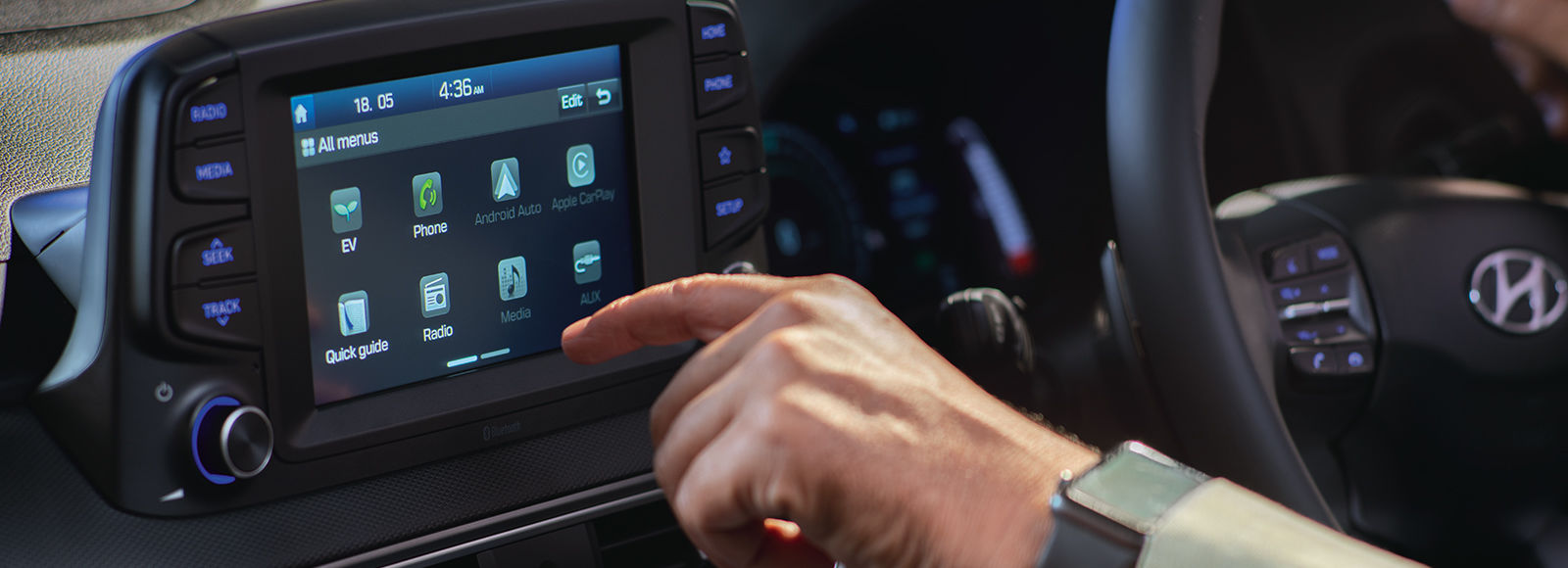Hyundai_Kona_electric_interior_top_big_image_1_PC_1600x580_AVN